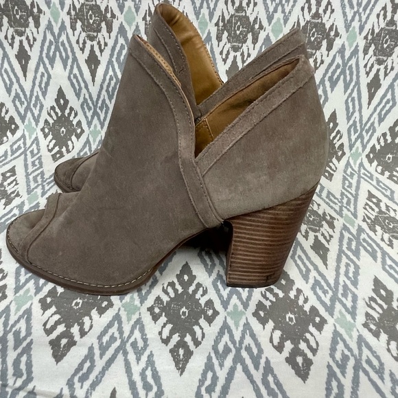 Lucky Brand Laretah Taupe Suede Leather Open Toe High Heel Ankle Boots Size 9 - Picture 3 of 7